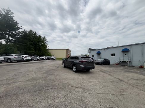 Used 2025 Toyota Highlander LE FWD image 16