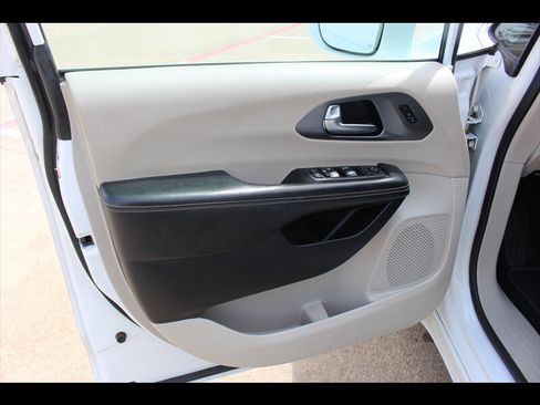Used 2022 Chrysler Pacifica Touring-L FWD image 21