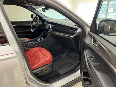 Used 2024 Jeep Grand Cherokee Limited w/ Black Appearance Package image 18