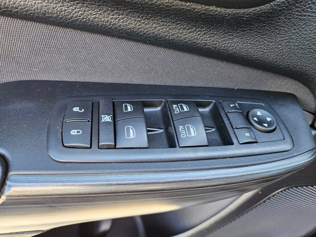 Used 2017 Jeep Cherokee Latitude w/ Cold Weather Group AWD/4WD image 18