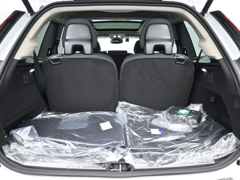 New 2025 Volvo XC90 B5 Plus w/ Protection Package Premier image 28