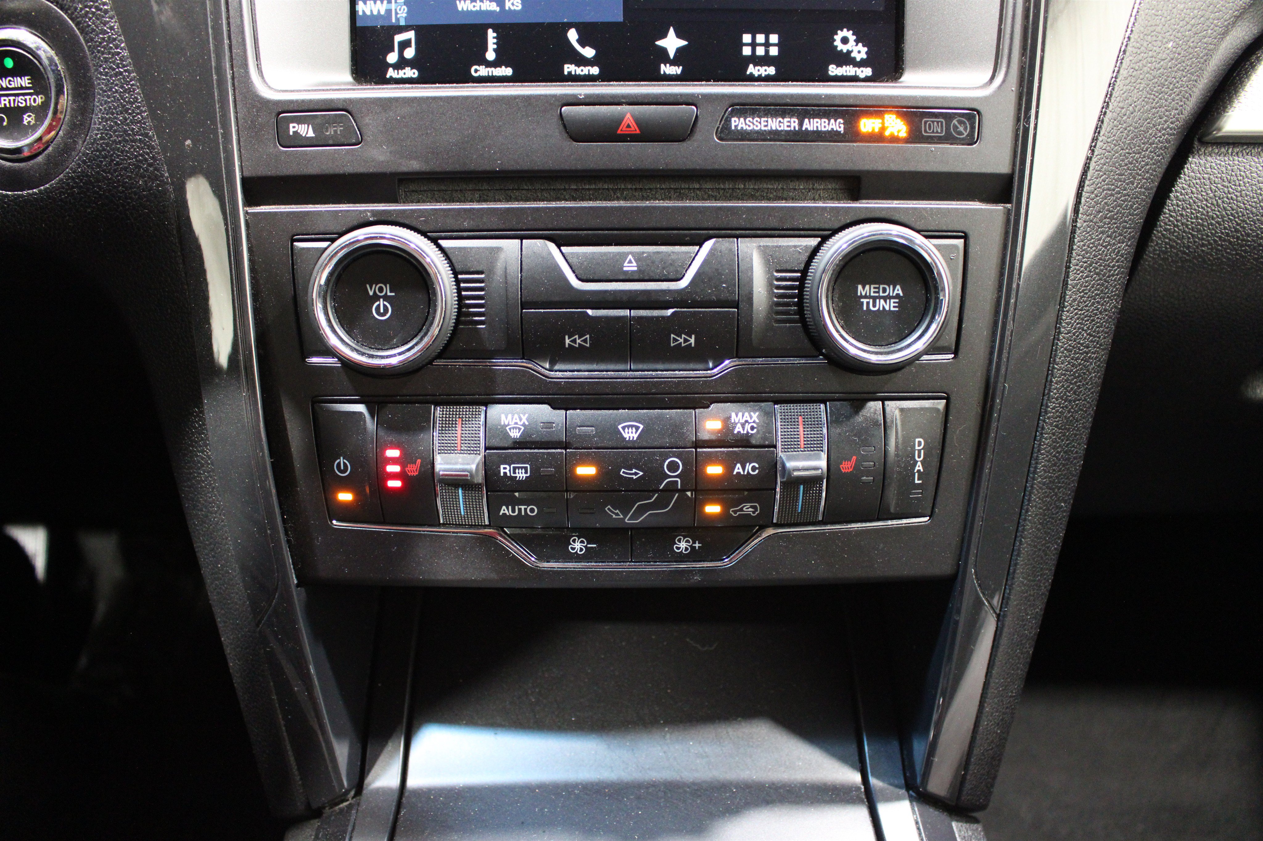 Used 2017 Ford Explorer XLT w/ Equipment Group 202A FWD image 18