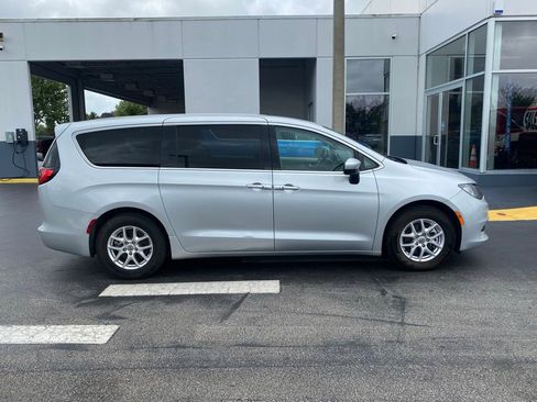Used 2023 Chrysler Voyager LX FWD image 11