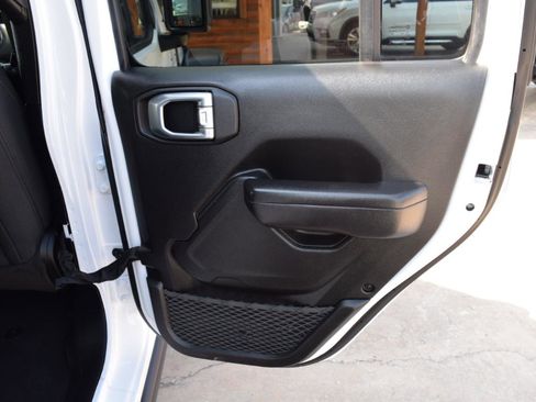 Used 2022 Jeep Gladiator Sport image 16