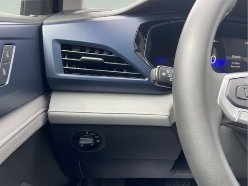 Used 2024 Volkswagen Taos SE image 18