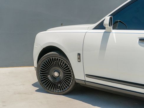 Used 2023 Rolls-Royce Cullinan Black Badge w/ Dark Exterior Package AWD/4WD image 46