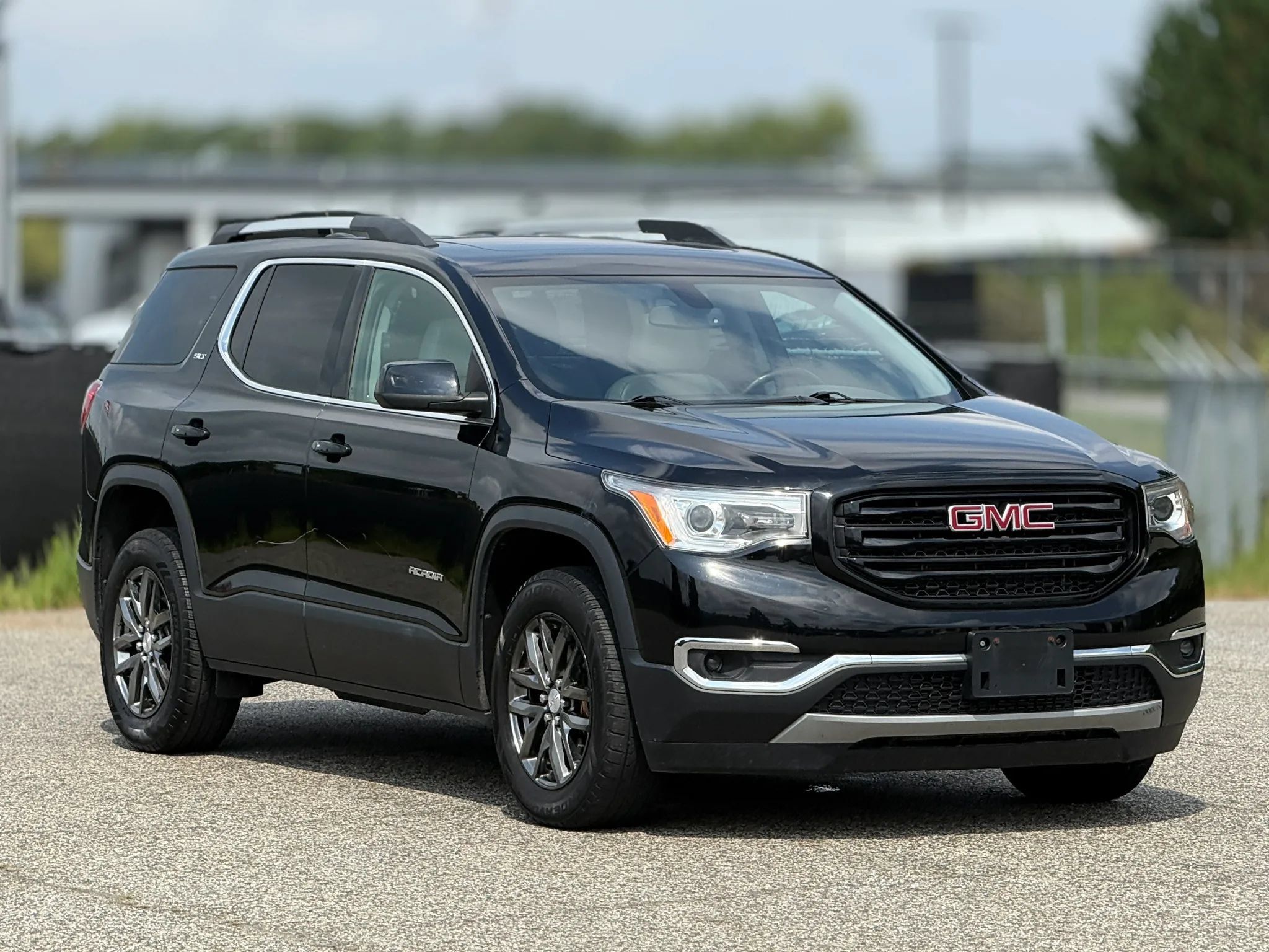 Used 2017 GMC Acadia SLT w/ LPO, Black Accent Package FWD image 1