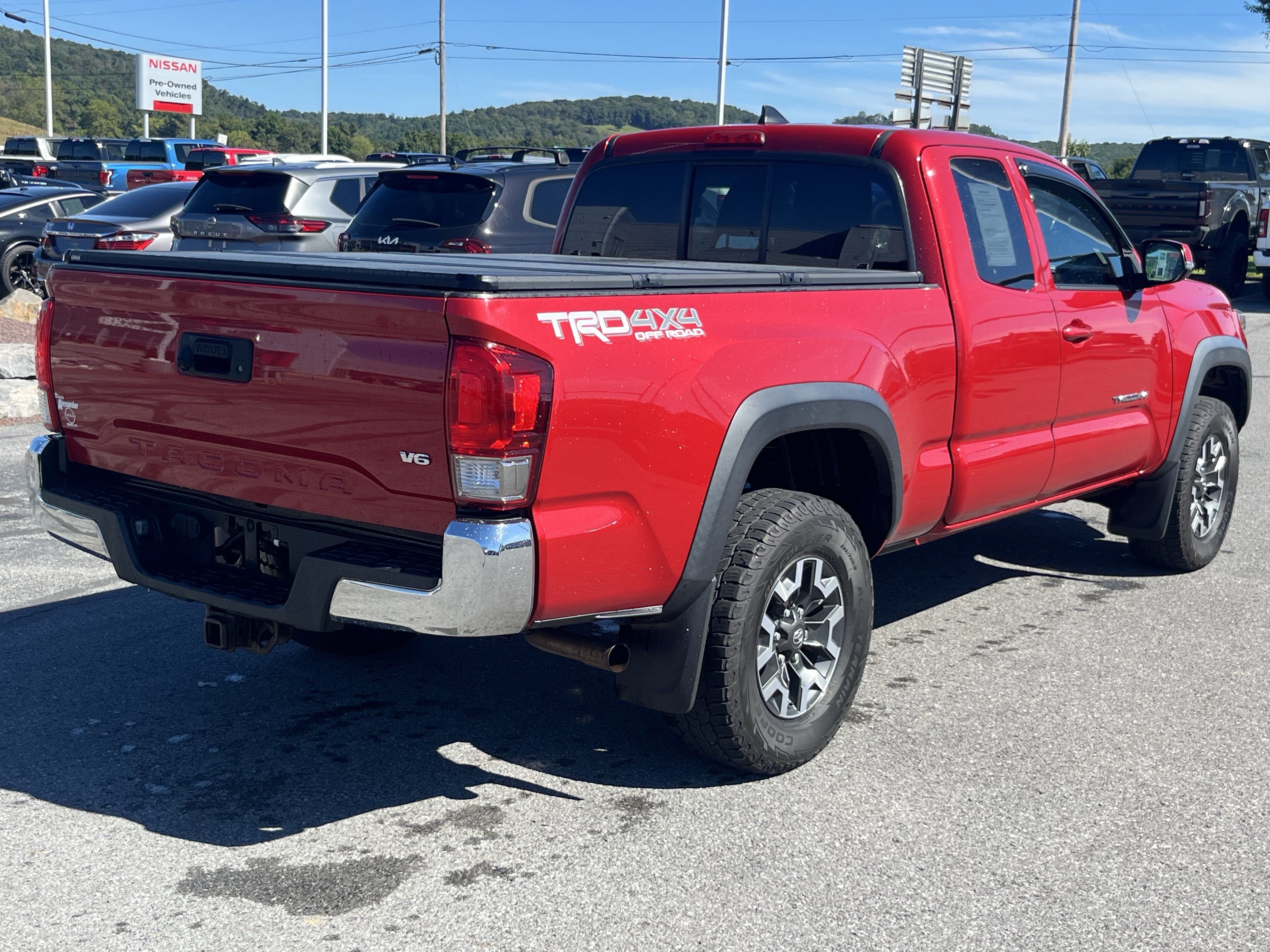 Used 2017 Toyota Tacoma TRD Off-Road w/ Tow Package AWD/4WD image 3