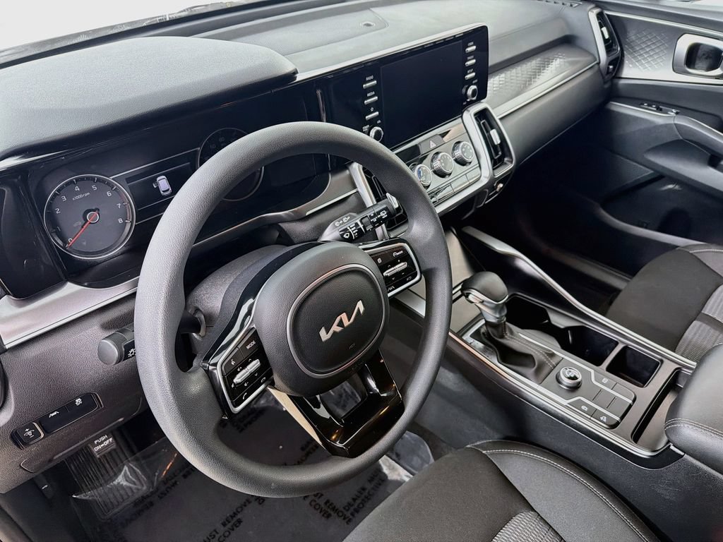 Certified 2023 Kia Sorento LX FWD image 9