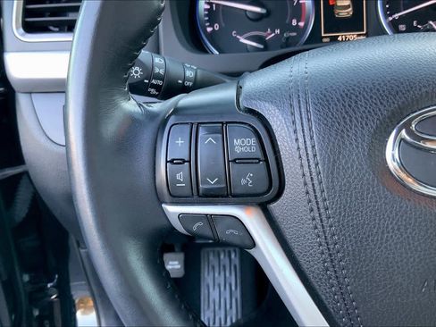 Used 2019 Toyota Highlander XLE AWD/4WD image 24