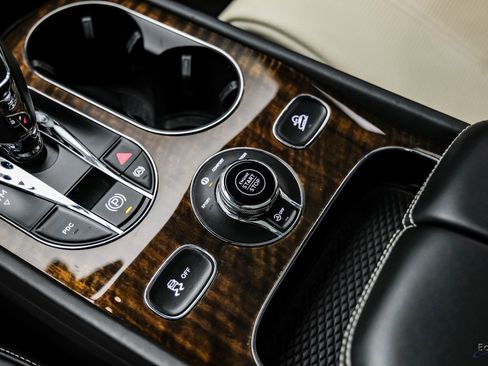 Used 2019 Bentley Bentayga image 59