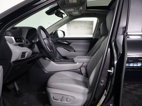 New 2026 Toyota Highlander XLE image 5