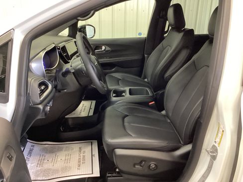New 2026 Chrysler Pacifica Select image 14