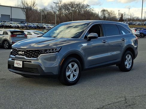 Used 2023 Kia Sorento LX image 3