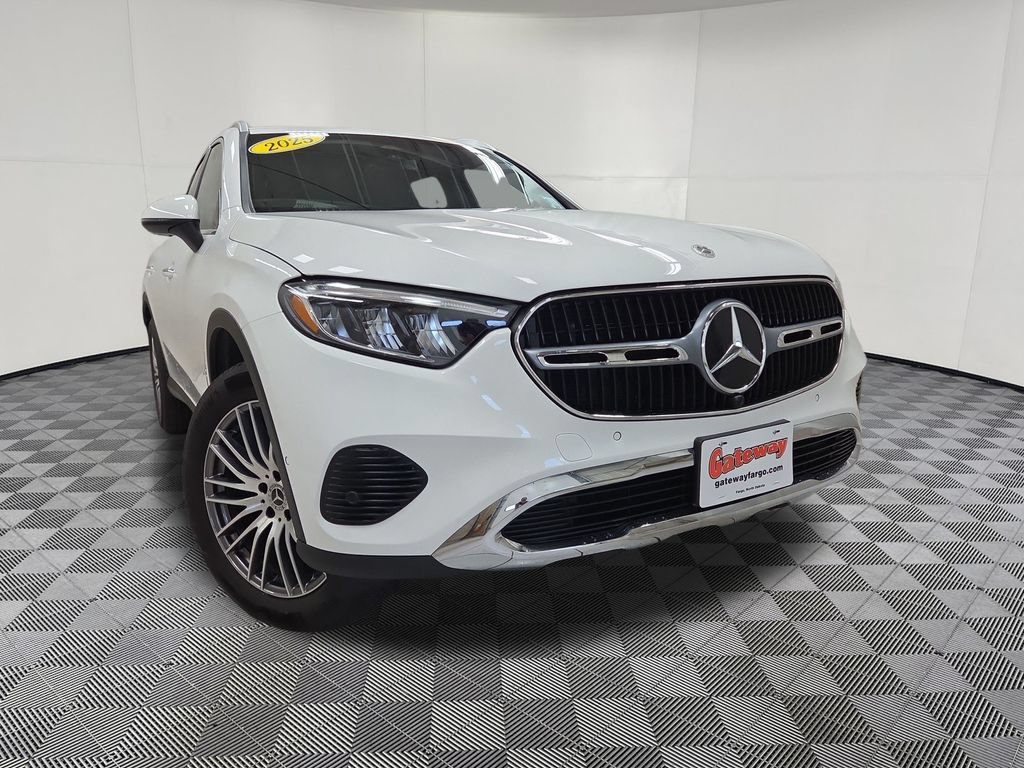 Used 2025 Mercedes-Benz GLC 300 4MATIC image 2
