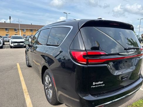 Used 2021 Chrysler Pacifica Touring-L FWD image 6