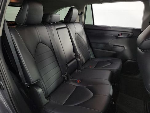 Used 2023 Toyota Highlander XLE FWD image 17