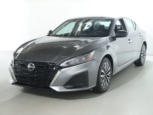 Used 2024 Nissan Altima 2.5 SV FWD image 4