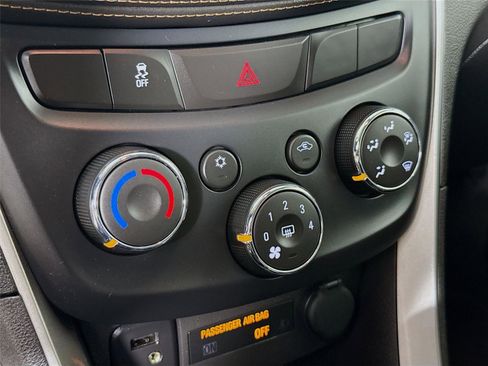 Used 2018 Chevrolet Trax LT w/ LT Convenience Package image 16