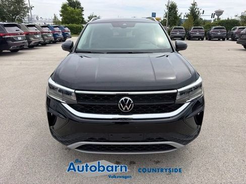 Used 2024 Volkswagen Taos SE AWD/4WD image 2