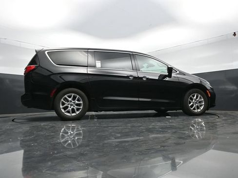 Used 2024 Chrysler Pacifica Touring-L FWD image 50