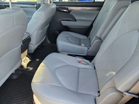 Used 2023 Toyota Highlander Platinum image 15