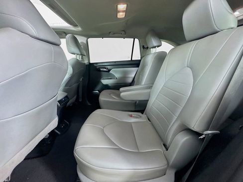 Used 2020 Toyota Highlander XLE FWD image 30