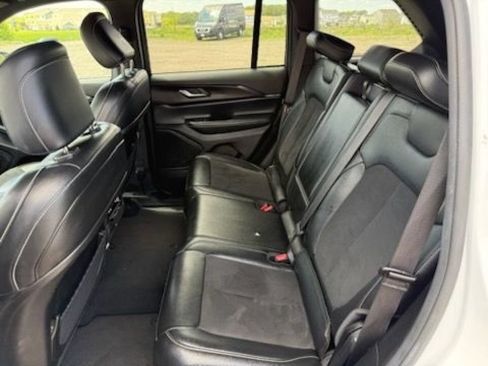 Used 2024 Jeep Grand Cherokee Altitude AWD/4WD image 19