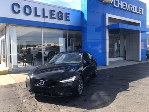 Used 2022 Volvo S60 B5 Momentum image 1