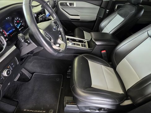 Used 2022 Ford Explorer XLT w/ Equipment Group 202A RWD image 7