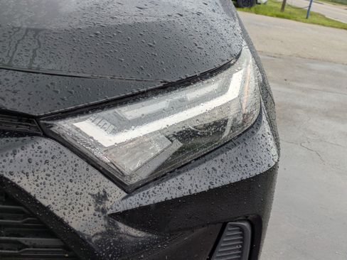 Used 2022 Toyota RAV4 XLE FWD image 10