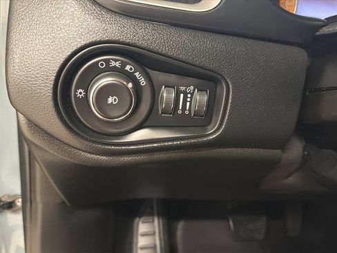 Used 2018 Jeep Renegade Latitude w/ UConnect 8.4 Nav Group FWD image 17