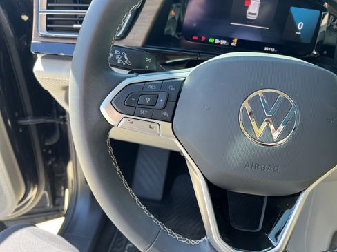 Used 2024 Volkswagen Atlas SE w/ Panoramic Sunroof Package image 18