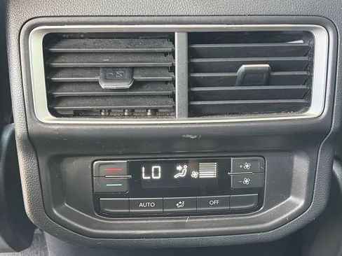 Used 2025 Volkswagen Atlas SE FWD image 20
