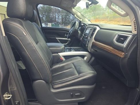 Used 2017 Nissan Titan SL image 6
