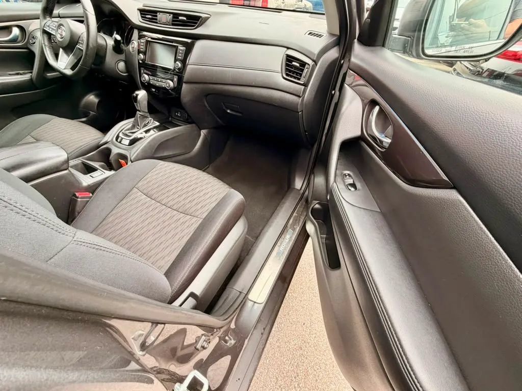 Used 2018 Nissan Rogue SV w/ Premium Package AWD/4WD image 10