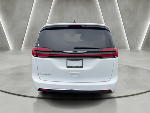 Used 2024 Chrysler Pacifica Touring-L FWD image 4