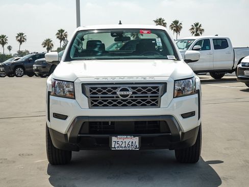 Used 2024 Nissan Frontier SV RWD image 2