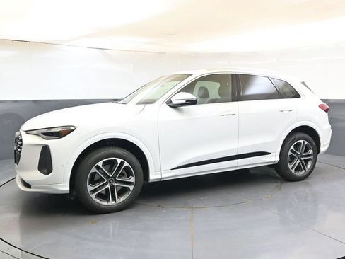 Used 2025 Audi Q5 Premium w/ Convenience Package AWD/4WD image 2