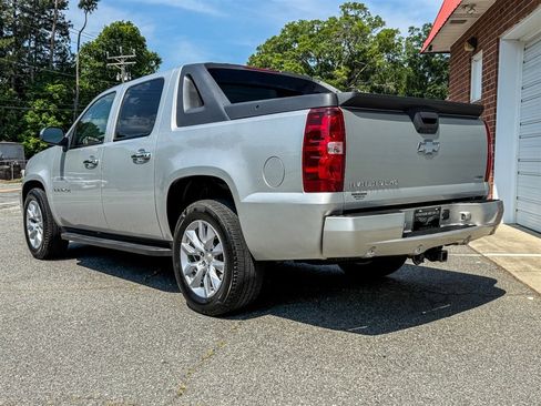 Used 2010 Chevrolet Avalanche LT w/ Luxury Package RWD image 19