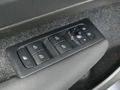 Used 2023 Volvo XC40 B5 Core image 20