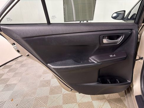 Used 2015 Toyota Camry SE image 21