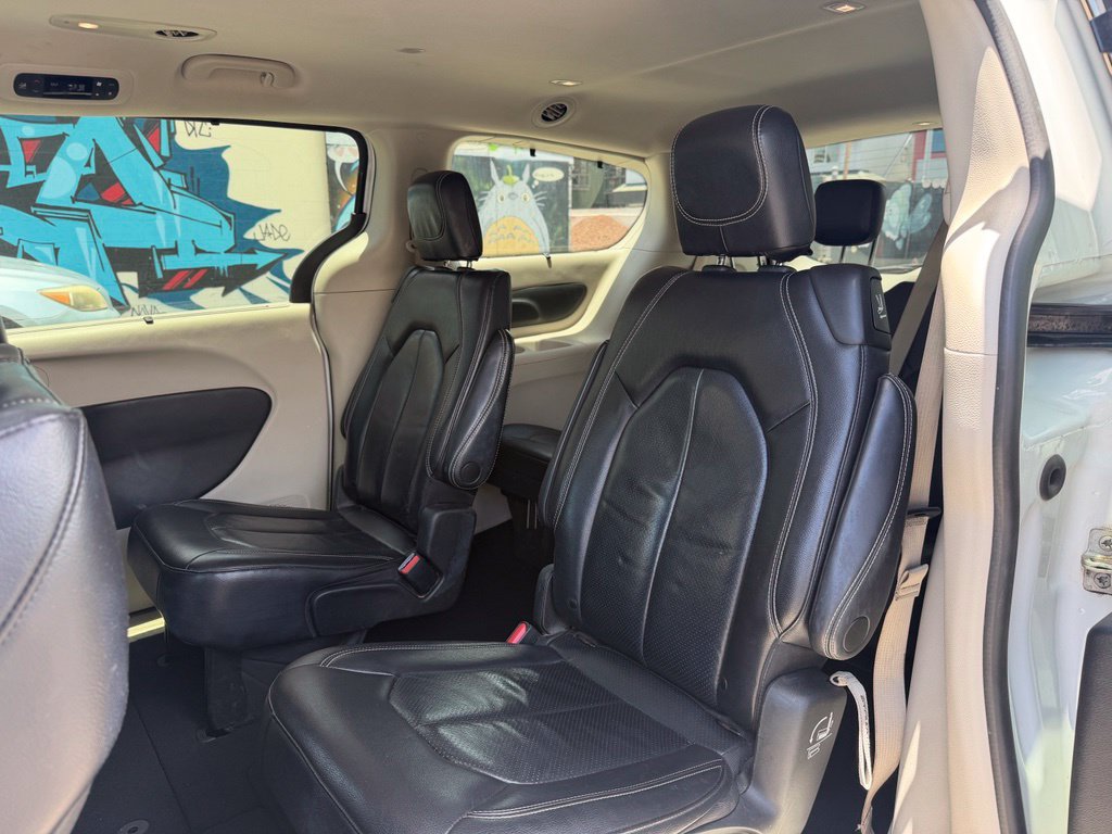 Used 2022 Chrysler Pacifica Touring-L FWD image 11