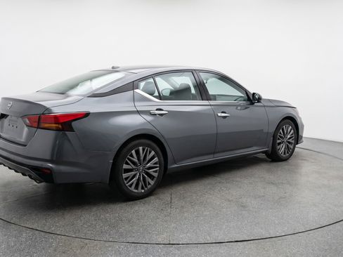 Used 2025 Nissan Altima 2.5 SV FWD image 9