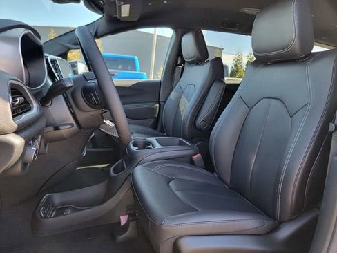 New 2026 Chrysler Pacifica Select image 19
