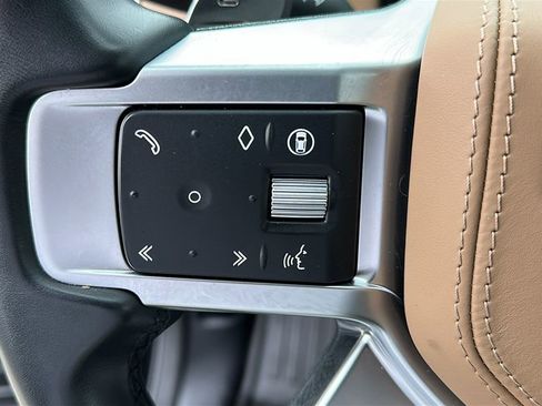 Certified 2025 Land Rover Discovery Metropolitan Edition image 13