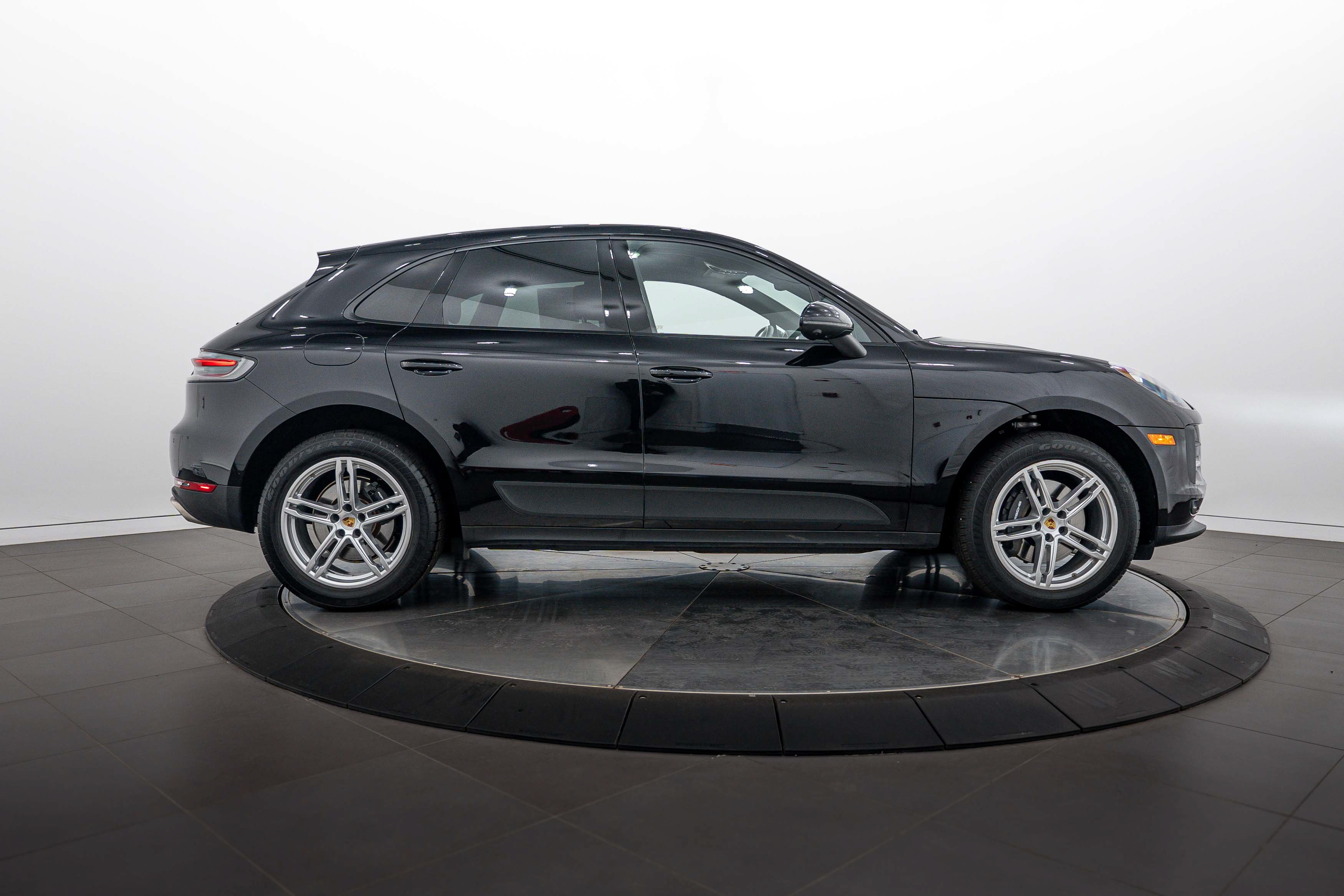 Certified 2021 Porsche Macan AWD/4WD image 8