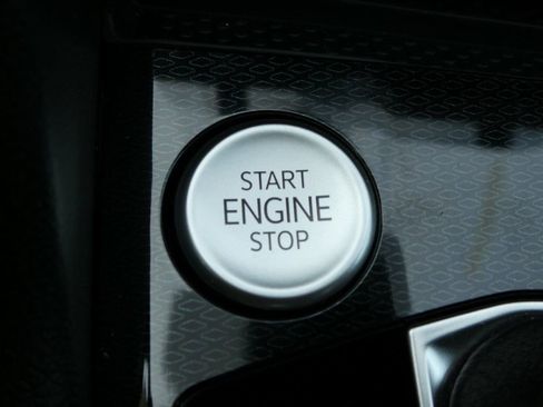 Certified 2025 Volkswagen Taos SE FWD image 11