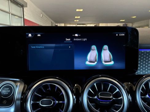 Used 2025 Mercedes-Benz GLB 250 4MATIC image 39