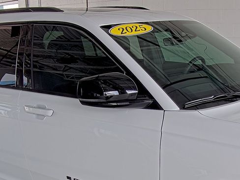 Used 2025 Jeep Grand Cherokee L Laredo image 17